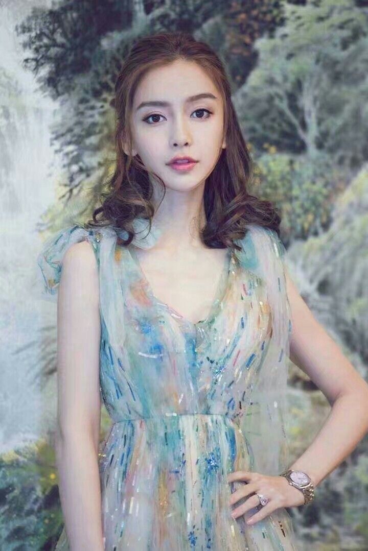 杨颖（Angelababy），1989年2月28日出生于上海市，华语影视女演员、时尚模特。2003年，Angelababy以模特身份在香港出道。2007年，她开始将工作重心转向大银幕。2011年在爱情片《夏日乐悠悠》中首次担任女主角。2012年凭借言情片《第一次》获得第13届华语电影传媒大奖最受瞩目女演员奖。2014年凭借真人秀《奔跑吧兄弟》赢得广泛关注；同年，她还因出演古装片《狄仁杰之神都龙王》获得第21届北京大学生电影节最受欢迎女演员奖。2015年，其主演的冒险片《鬼吹灯之寻龙诀》票房突破16亿人民币，而她也凭借该片获得第33届大众电影百花奖最佳女配角奖。2017年其主演的古装剧《孤芳不自赏》取得全国同时段电视剧收视冠军。创业时代。