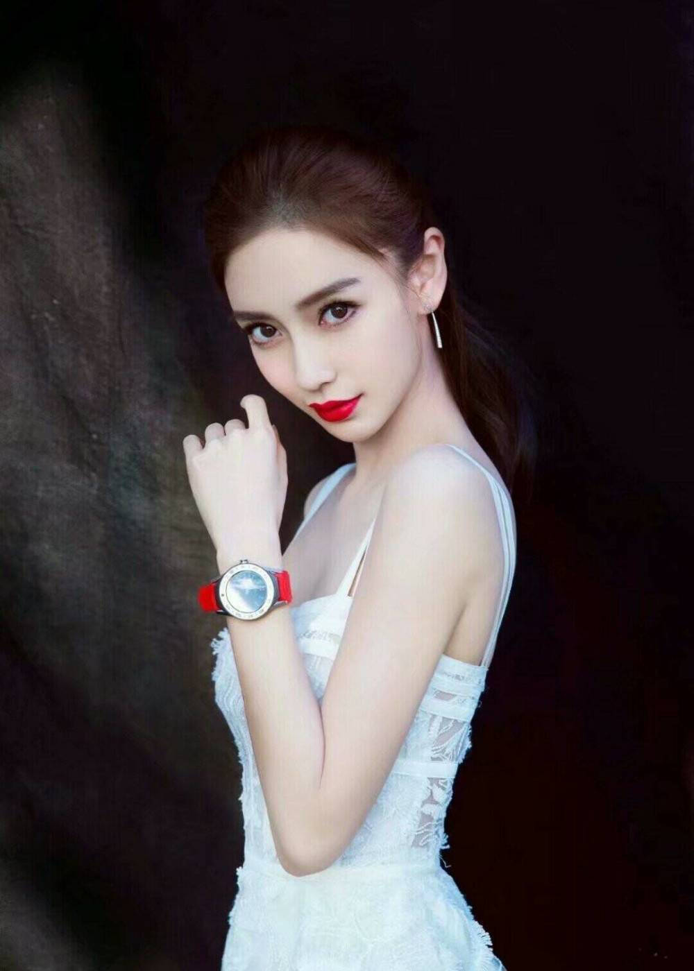 杨颖（Angelababy），1989年2月28日出生于上海市，华语影视女演员、时尚模特。2003年，Angelababy以模特身份在香港出道。2007年，她开始将工作重心转向大银幕。2011年在爱情片《夏日乐悠悠》中首次担任女主角。2012年凭借言情片《第一次》获得第13届华语电影传媒大奖最受瞩目女演员奖。2014年凭借真人秀《奔跑吧兄弟》赢得广泛关注；同年，她还因出演古装片《狄仁杰之神都龙王》获得第21届北京大学生电影节最受欢迎女演员奖。2015年，其主演的冒险片《鬼吹灯之寻龙诀》票房突破16亿人民币，而她也凭借该片获得第33届大众电影百花奖最佳女配角奖。2017年其主演的古装剧《孤芳不自赏》取得全国同时段电视剧收视冠军。创业时代。