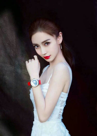 杨颖（Angelababy），1989年2月28日出生于上海市，华语影视女演员、时尚模特。2003年，Angelababy以模特身份在香港出道。2007年，她开始将工作重心转向大银幕。2011年在爱情片《夏日乐悠悠》中首次担任女主角。2012…