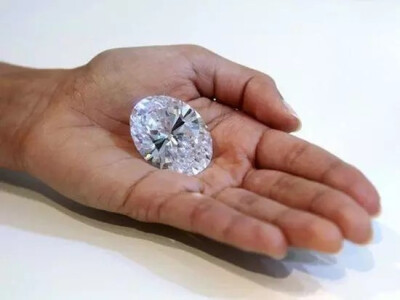 [“Perfect” Diamond 完美钻石]
而拍卖史上最大的钻石“Perfect” Diamond 足有 118.28克拉，于 2013年在苏富比香港拍卖会上售出。
这是在亚洲拍卖市场首次出现的重量超过100克拉的D色钻石。