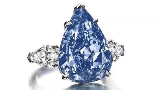 [温斯顿之蓝钻]
world-largest-blue-diamond
瑞士当地时间2014年5月14日晚间，英国佳士得拍卖行在日内瓦成功拍出世界上最大的艳彩蓝钻，成交价达2379万美元（约合人民币1.48亿元），买主为美国顶级珠宝品牌海瑞温斯顿。
海瑞温斯顿Harry Winston在日内瓦佳士得拍卖行购得一颗极为稀有、净度无瑕艳彩蓝钻（Flawless， Fancy-vivid Blue），重达13.22克拉，并将其命名为“温斯顿之蓝钻” （Winston Blue）。
这颗美轮美奂的水滴型蓝钻被认为是目前克拉数最大的净度无瑕艳彩蓝钻，完美绽放出令人屏息的瑰丽色彩，呈现出极致的光芒闪耀。