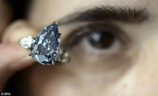 [温斯顿之蓝钻]
world-largest-blue-diamond
瑞士当地时间2014年5月14日晚间，英国佳士得拍卖行在日内瓦成功拍出世界上最大的艳彩蓝钻，成交价达2379万美元（约合人民币1.48亿元），买主为美国顶级珠宝品牌海瑞温斯顿。
海瑞温斯顿Harry Winston在日内瓦佳士得拍卖行购得一颗极为稀有、净度无瑕艳彩蓝钻（Flawless， Fancy-vivid Blue），重达13.22克拉，并将其命名为“温斯顿之蓝钻” （Winston Blue）。
这颗美轮美奂的水滴型蓝钻被认为是目前克拉数最大的净度无瑕艳彩蓝钻，完美绽放出令人屏息的瑰丽色彩，呈现出极致的光芒闪耀。