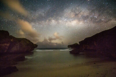 塞班鳄鱼头海滩上空的银河拱桥，拍摄于2月27日凌晨3时。 ​​