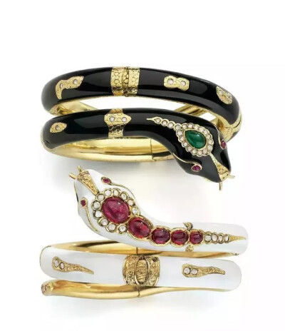 麦兰瑞（MELLERIO DITS MELLER）珍稀珠宝鉴赏—世界上最古老的珠宝家族
金质蛇形手镯，by 麦兰瑞Mellerio dits Meller，1860年
黑色版绘有黑色珐琅，头部镶嵌一颗水滴形祖母绿，眼睛为两颗弧面切割红宝石，点缀小…