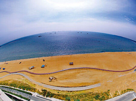 秦皇岛沿海沙滩木栈道