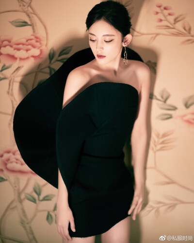 今日份#古力娜扎#身着YvesSaintLaurent礼服，韶雅黑白雕刻经典，翩然黑蝴蝶绝美魅力～ ​