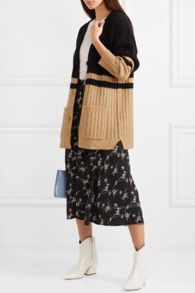 如果你留意了近期的街头时尚，那么定会发现哥本哈根风潮如今正席卷全球。By Malene Birger 就是丹麦潮牌，这款 “Congoe” 开襟衫采用混有马海毛和羊毛的纱线织就，饰有学院风条纹图案。宽松休闲的它穿着舒适，能助…