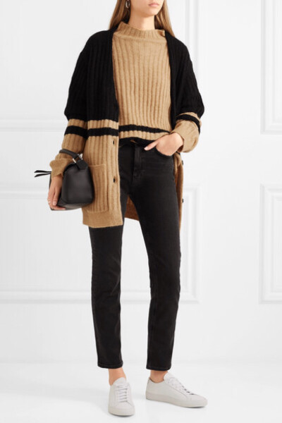 如果你留意了近期的街头时尚，那么定会发现哥本哈根风潮如今正席卷全球。By Malene Birger 就是丹麦潮牌，这款 “Congoe” 开襟衫采用混有马海毛和羊毛的纱线织就，饰有学院风条纹图案。宽松休闲的它穿着舒适，能助…