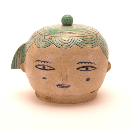 太喜欢这种看起来笨笨拙拙又十分可爱的陶器啦，陶艺家Laura Bird赋予了泥巴们坚硬又快乐的质地