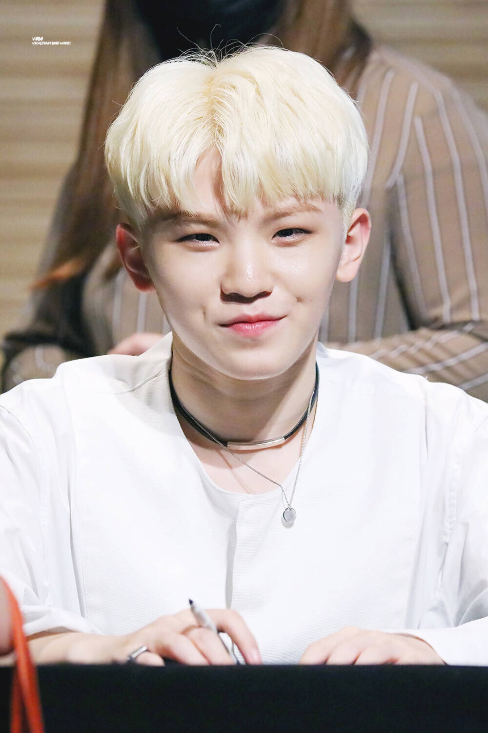 李知勋.
李知勛.
Woozi.
SEVENTEEN. 