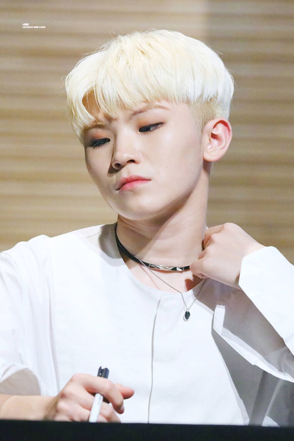 李知勋.
李知勛.
Woozi.
SEVENTEEN. 