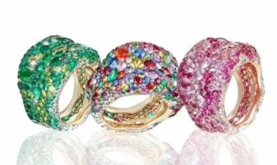 法贝热的粉色、绿色和多彩三个款式，每一枚都镶嵌了超过300颗彩宝。设计灵感来自于俄罗斯的河流与山川，设计师希望用彩色宝石来象征俄罗斯自然宝藏的瑰丽。粉色款使用粉钻和紫色红宝石，绿色款镶嵌祖母绿和各种绿色…