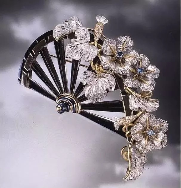 石川畅子NOBOKO ISHIKAWA作品
她的作品以建筑，植物为主，将日本传统工艺与西方文化结合，作品中带有巴洛克风格。石川畅子毕业于东京艺术大学工艺科，以雕金工艺见长，她的作品获奖无数，是日本珠宝设计师high jew的代表之一。