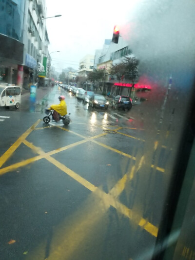 雨阻止了脚步 阻止不了想你的心