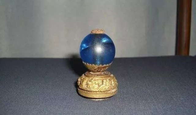清朝时期三品官员的顶戴 在我国古代,蓝宝石也具有十分高的地位,清朝