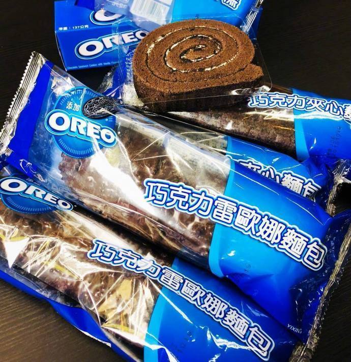 台湾超商莱尔富 X OREO联名推出的三款巧克力甜品：oreo巧克力夹心面包（35台币）、oreo巧克力雷欧娜面包（35台币）、oreo巧克力蛋糕（32台币）。虽然面包形状有点……但对于奥利奥控来说是心动的味道呀！！