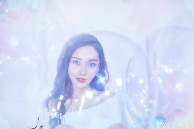 今日份#angelababy#太美了，身着简约白裙，飘逸典雅，魅力十足～ ​