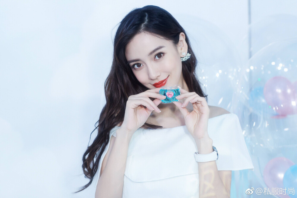 今日份#angelababy#太美了，身着简约白裙，飘逸典雅，魅力十足～ ​