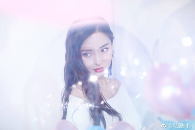 今日份#angelababy#太美了，身着简约白裙，飘逸典雅，魅力十足～ ​