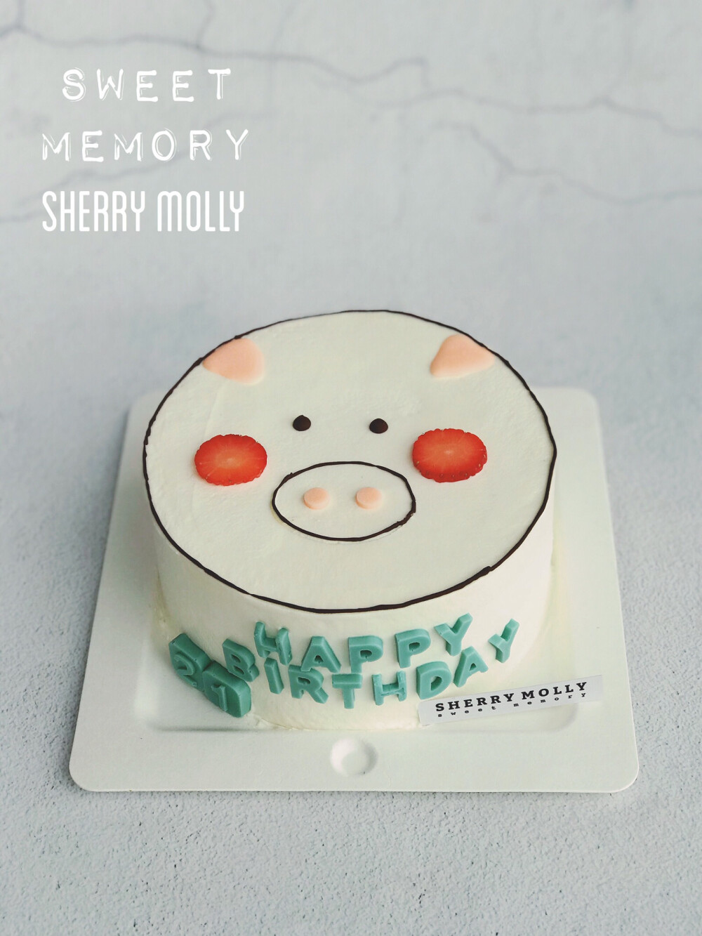 #SHERRY Molly家の下午茶#—『原味cake』女生给男朋友订的生日cake～现在的男生怎么都如此幸福 有这么贴心的女朋友！知道男朋友钟爱小猪 特地定制一个小猪样子的cake送给他呢～我原本以为是很简单哒 结果超级认真严谨的在做 Molly就差用尺子给我量好间距了 希望这位男生能喜欢哟～