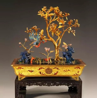 极尽奢华，这些花在故宫里已盛开了近三百年
“清”金长方盆金树盆景