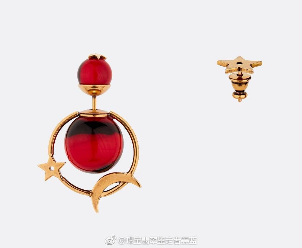 Dior 新推出「Dior Tribales」耳饰系列的2019早春新作，依然延续耳坠和耳钉的双侧设计，以2颗圆珠在耳际前后打造出独特的细节。新作融入金链、坠饰、星形外框等装饰元素，搭配非对称设计，成为引人注意的焦点。