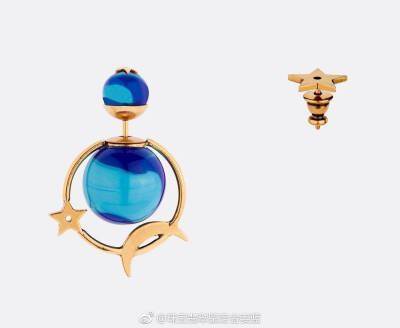 Dior 新推出「Dior Tribales」耳饰系列的2019早春新作，依然延续耳坠和耳钉的双侧设计，以2颗圆珠在耳际前后打造出独特的细节。新作融入金链、坠饰、星形外框等装饰元素，搭配非对称设计，成为引人注意的焦点。