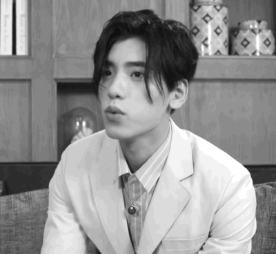 品一品这个挑眉
cr:logo