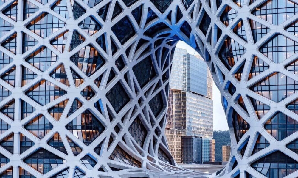 其镂空设计与屋顶,墙壁和天花融合,突破传统也为城市建筑形象进行了