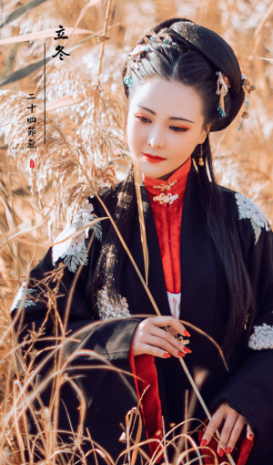 朱颜染尘
【今日立冬】
立冬是农历二十四节气中的第十九个节气，立，建始也，表示冬季自此开始。冬是终了的意思，有农作物收割后要收藏起来的含意，中国又把立冬作为冬季的开始。

摄影/后期:原po
出镜/妆造:@玉爵醉玲珑  