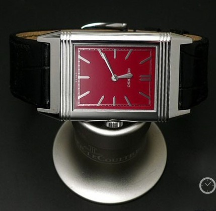 Jaeger-LeCoultre（积家）Reverso q278856J腕表
腕表系列：Reverso（反转）
机芯类型：手动机械
表壳材质：精钢
表带材质：鳄鱼皮
简评：说到积家大家现在首先想到的还属积家的反转系列腕表，但大师系列腕表也风头正劲。这款腕表是2012年日内瓦钟表展中展出的新款腕表，腕表外观的设计依然采用了经典的方形反转设计，最大的不同就是表盘颜色采用了少甚少的红色表盘。腕表机芯搭载的是积家的最新822手动上链机芯，机芯厚度控制在了2.94毫米，是少有的超薄机芯。