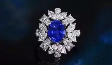 克什米尔蓝宝石
克什米尔蓝宝石的特征是柔和、天鹅绒般的饱和蓝色，含有非常精细的菱形夹杂物，创造了这种柔和的外观。克什米尔在喜马拉雅山脉的高空开采，但在20世纪30年代就矢产了。