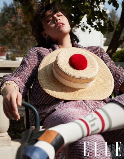 马思纯 是一个可以聊情绪、童年、命运和人生终极意义的人。30岁的她表现出的是一种极致的饱满与纯粹。明了自己身上的能量，亦不回避内心的脆弱，她似乎随时期待一股炙热的风浪将生活将生命燃烧。ELLE12月刊
摄影@梅…