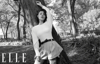 马思纯 是一个可以聊情绪、童年、命运和人生终极意义的人。30岁的她表现出的是一种极致的饱满与纯粹。明了自己身上的能量，亦不回避内心的脆弱，她似乎随时期待一股炙热的风浪将生活将生命燃烧。ELLE12月刊
摄影@梅…