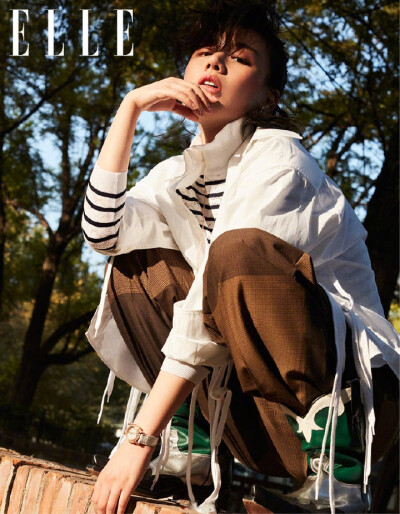 马思纯 是一个可以聊情绪、童年、命运和人生终极意义的人。30岁的她表现出的是一种极致的饱满与纯粹。明了自己身上的能量，亦不回避内心的脆弱，她似乎随时期待一股炙热的风浪将生活将生命燃烧。ELLE12月刊
摄影@梅…