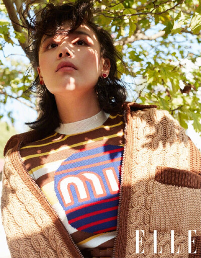 马思纯 是一个可以聊情绪、童年、命运和人生终极意义的人。30岁的她表现出的是一种极致的饱满与纯粹。明了自己身上的能量，亦不回避内心的脆弱，她似乎随时期待一股炙热的风浪将生活将生命燃烧。ELLE12月刊
摄影@梅…