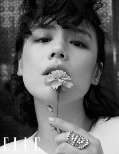 马思纯 是一个可以聊情绪、童年、命运和人生终极意义的人。30岁的她表现出的是一种极致的饱满与纯粹。明了自己身上的能量，亦不回避内心的脆弱，她似乎随时期待一股炙热的风浪将生活将生命燃烧。ELLE12月刊
摄影@梅…