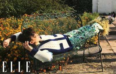 马思纯 是一个可以聊情绪、童年、命运和人生终极意义的人。30岁的她表现出的是一种极致的饱满与纯粹。明了自己身上的能量，亦不回避内心的脆弱，她似乎随时期待一股炙热的风浪将生活将生命燃烧。ELLE12月刊
摄影@梅…