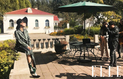 马思纯 是一个可以聊情绪、童年、命运和人生终极意义的人。30岁的她表现出的是一种极致的饱满与纯粹。明了自己身上的能量，亦不回避内心的脆弱，她似乎随时期待一股炙热的风浪将生活将生命燃烧。ELLE12月刊
摄影@梅…