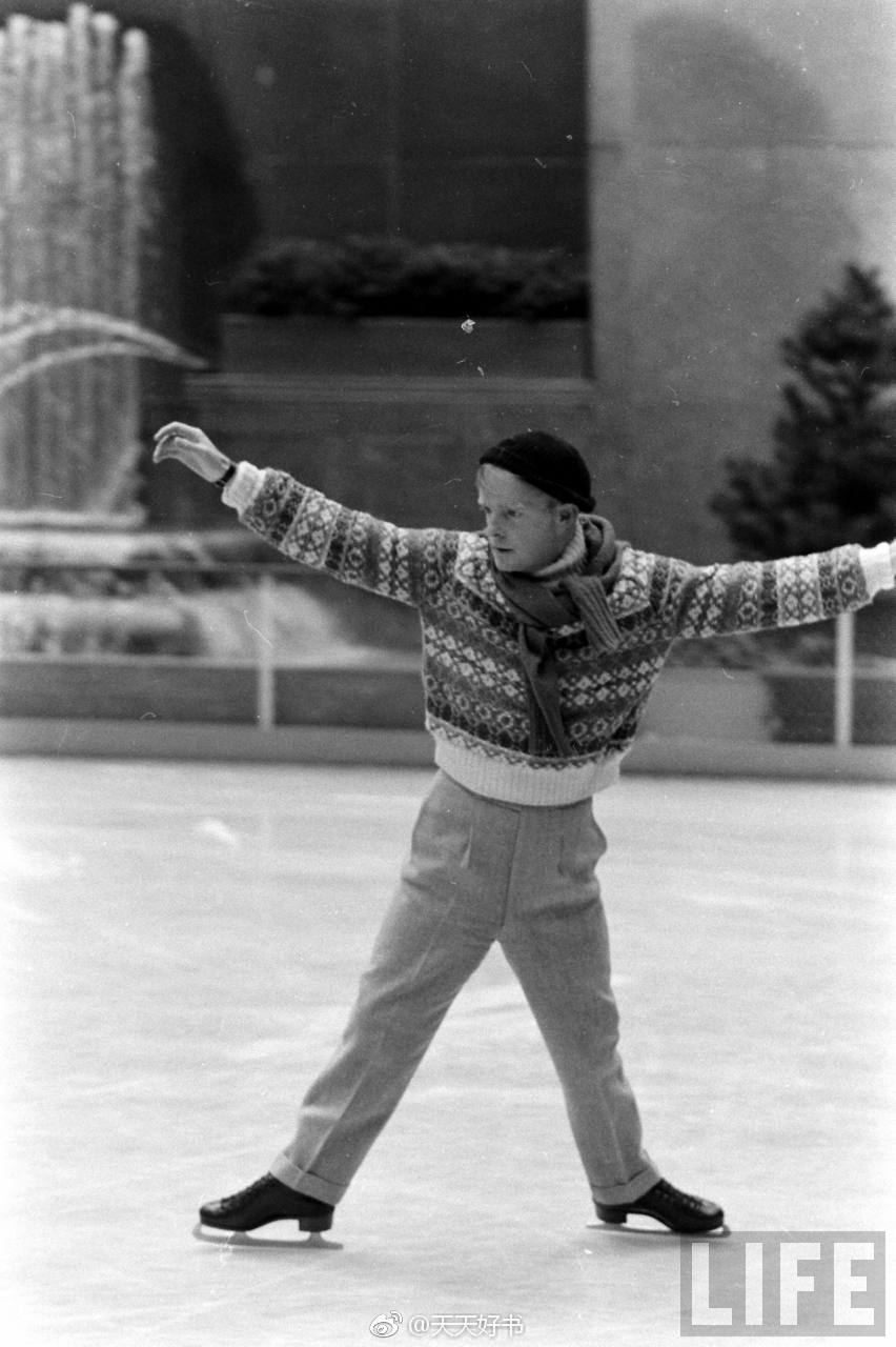 【他们】1959年，在纽约洛克菲勒中心滑冰场，著名纪实摄影家Alfred Eisenstaedt为《生活》杂志拍摄的一组35岁的作家杜鲁门·卡波蒂滑冰的照片。