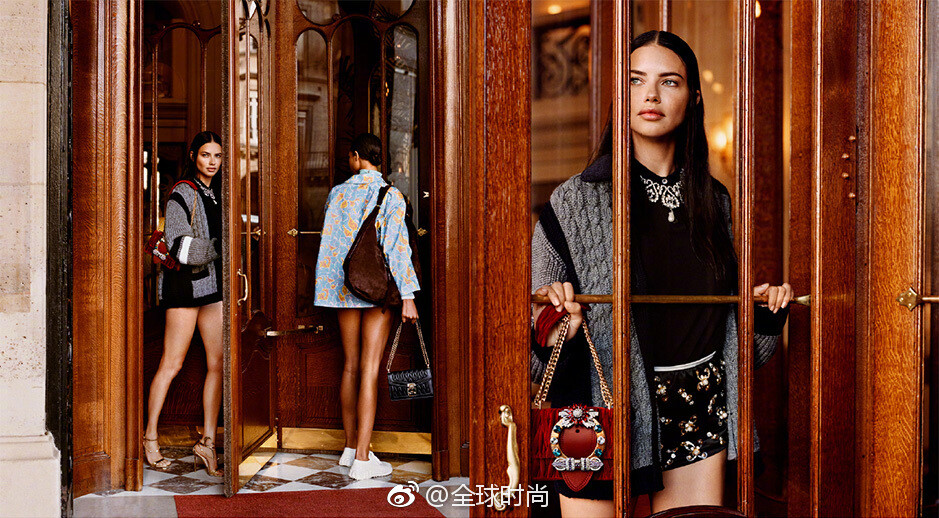 MiuMiu全新广告大片，请来TaylorHill ,KendallJenner 等不同领域的女性，她们妆容精致，穿戴优雅，闲庭信步于镀金门厅，有时美人真的就是一道不错的风景！[米奇比心][米奇比心]