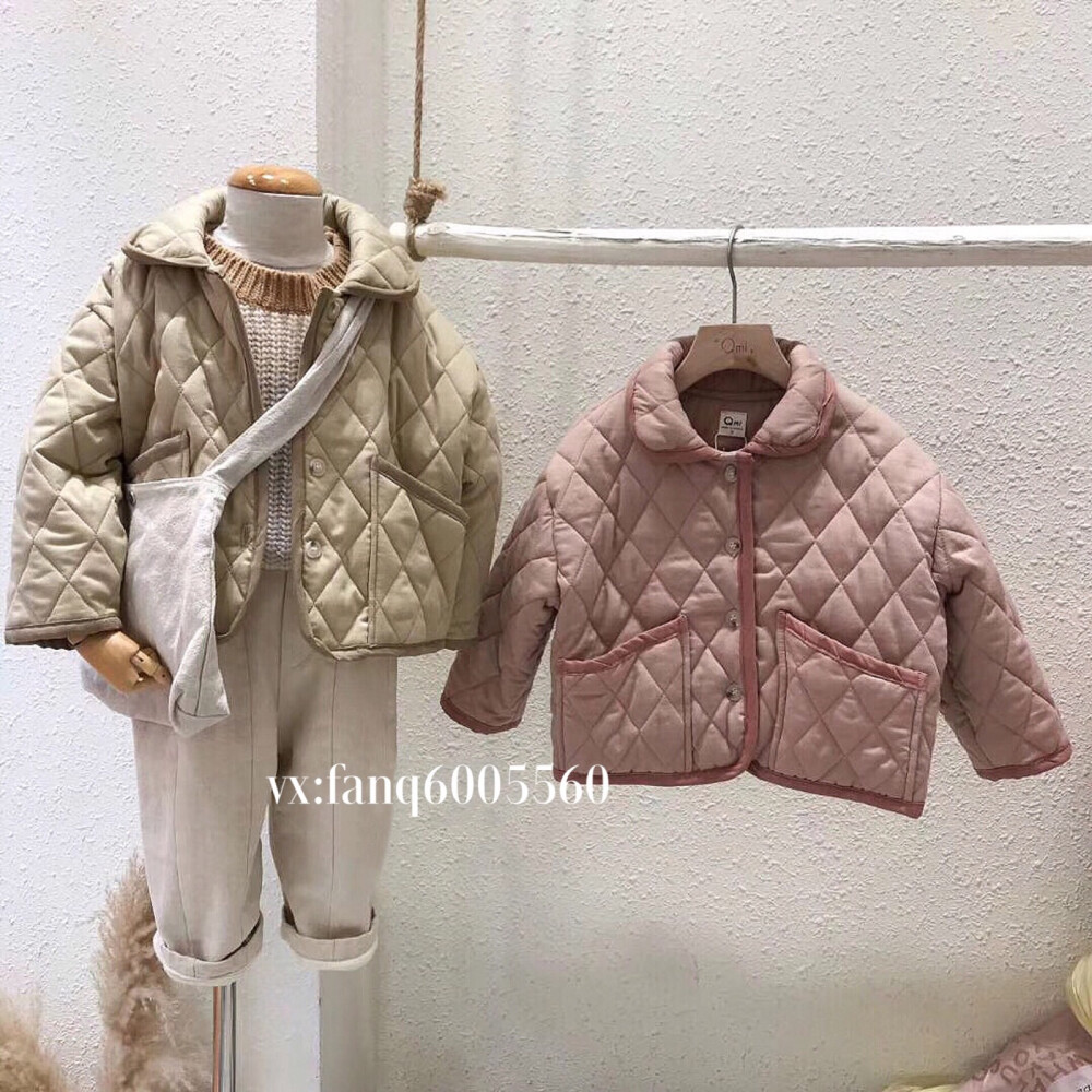 不少小男孩用背心和短裤来应付日常外出的穿搭，有的爸爸妈妈还会为宝贝的搭配而烦恼一番。其实要穿出好看的型男范并不难，本期，小烦就给大家分享小达人的时尚穿搭，让男宝贝们也能帅气出行！ 韩国童装搭配分享