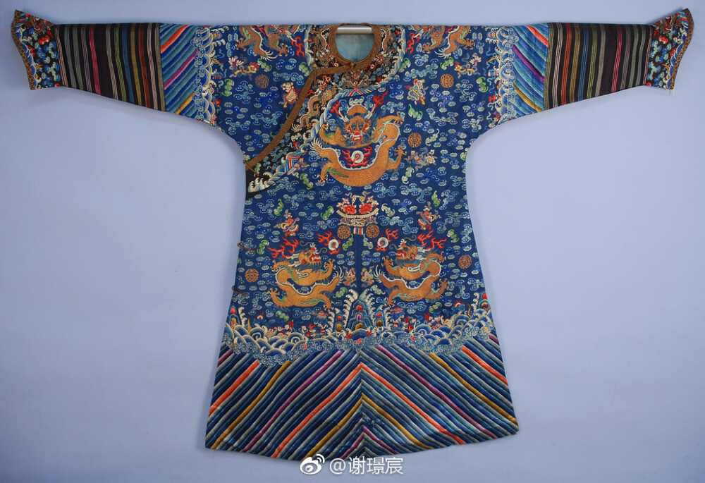 蓝色缎绣云龙暗八仙团寿纹吉服袍清晚期