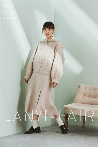 兰奕屋语LANYI FAIR 成衣系列 “双面手缝连帽夹克与裙装”。喜欢冬天有帽子的衣服，这件夹克可活泼可复古，灯笼袖的造型，宽松减龄。配套的裙装给出了两种方案，一个配短裙，活泼时尚；一个配长裙，复古优雅。两种完…