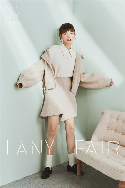 兰奕屋语LANYI FAIR 成衣系列 “双面手缝连帽夹克与裙装”。喜欢冬天有帽子的衣服，这件夹克可活泼可复古，灯笼袖的造型，宽松减龄。配套的裙装给出了两种方案，一个配短裙，活泼时尚；一个配长裙，复古优雅。两种完…
