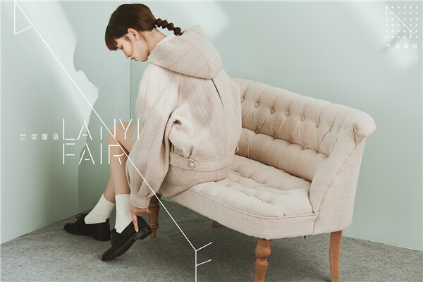 兰奕屋语LANYI FAIR 成衣系列 “双面手缝连帽夹克与裙装”。喜欢冬天有帽子的衣服，这件夹克可活泼可复古，灯笼袖的造型，宽松减龄。配套的裙装给出了两种方案，一个配短裙，活泼时尚；一个配长裙，复古优雅。两种完全不同的感觉。 服装设计：兰奕 