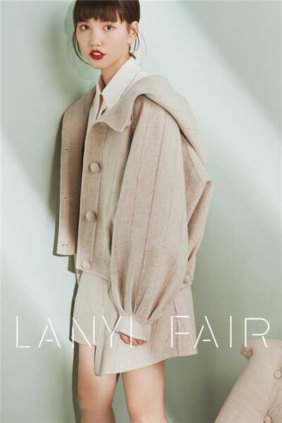 兰奕屋语LANYI FAIR 成衣系列 “双面手缝连帽夹克与裙装”。喜欢冬天有帽子的衣服，这件夹克可活泼可复古，灯笼袖的造型，宽松减龄。配套的裙装给出了两种方案，一个配短裙，活泼时尚；一个配长裙，复古优雅。两种完…