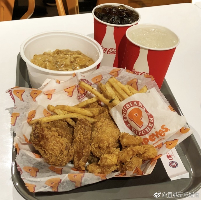 【旺角大力水手炸鸡，外皮非常脆口！】「POPEYES 大力水手」炸鸡其实是来自美国的连锁快餐店，在世界各地有超过1800家连锁店！炸鸡外皮非常香脆，而且内里多汁，好多人都会慕名而来！、最近登陆旺角新商场，不少套餐只需$48，绝对超值！地址：旺角弥敦道700号T.O.P地库旺角煮场来源：香港玩乐指南