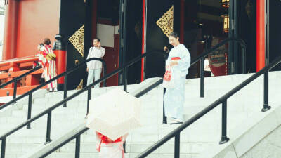 东京浅草寺的妹纸们 。你们知道日本寺庙和神社参拜方式是不一样的吗？寺庙是合十礼不需要击掌，神社需要击掌。