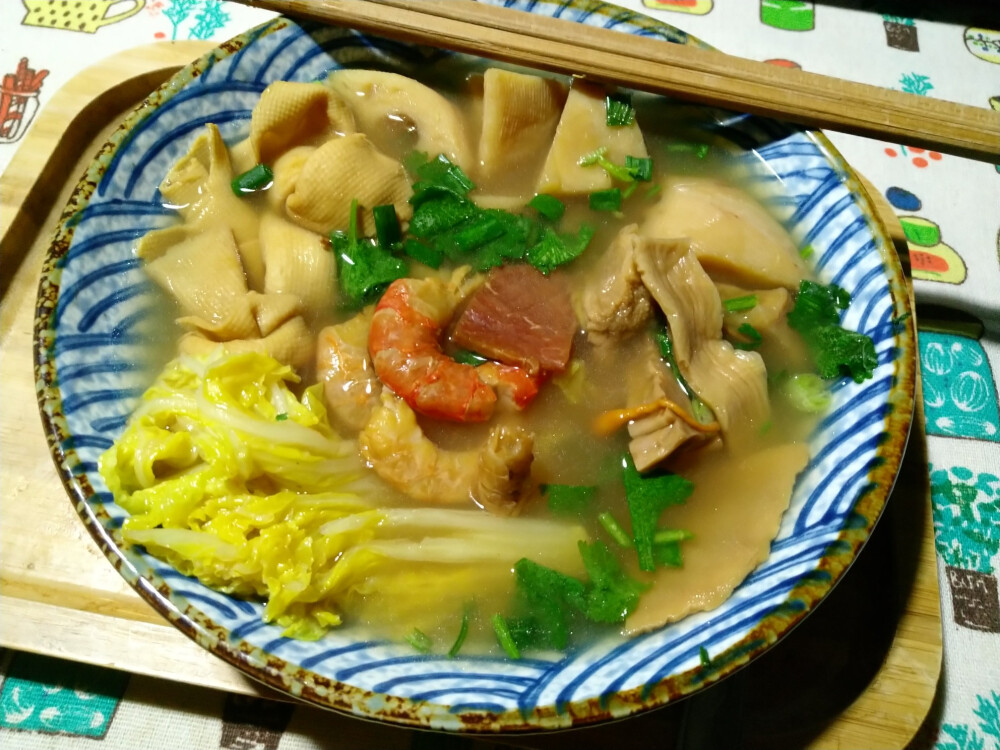 冬季，不是吃腌笃鲜的季节。
管它的呢！劳资自己的碗筷，自己的双手，自己的嘴，自己买的笋干豆腐片莲藕虾仁火腿和小白菜。劳资爱怎么吃就怎么吃！！！